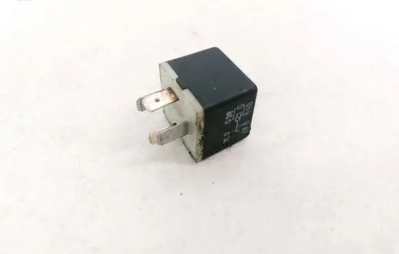 Volkswagen PASSAT B5 Other relay 431951253H
