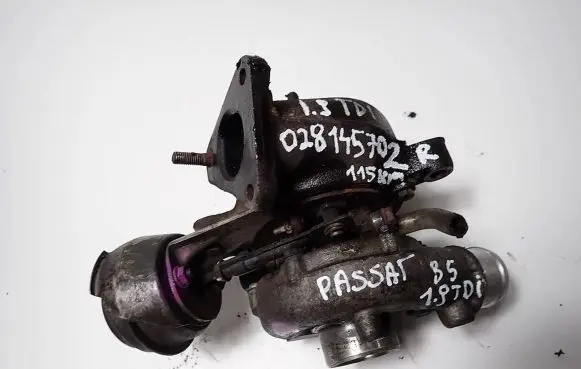 Volkswagen PASSAT B5 Turbo 028145702F