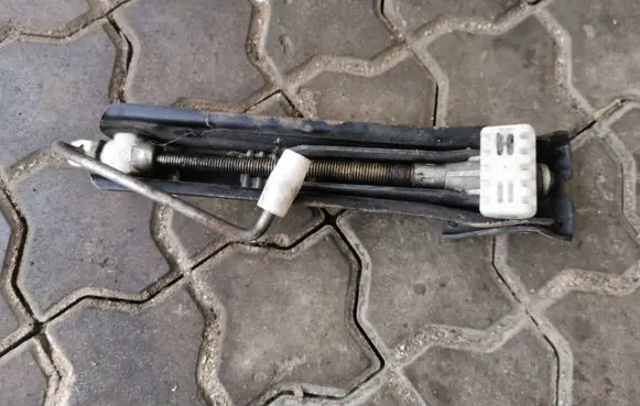 Mercedes-Benz CLK A209 C209 Lift Jack A2035830415