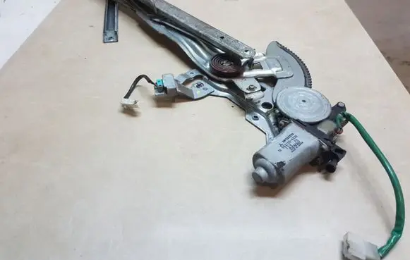 Mitsubishi Pajero Sport I Front door window regulator motor MR144596