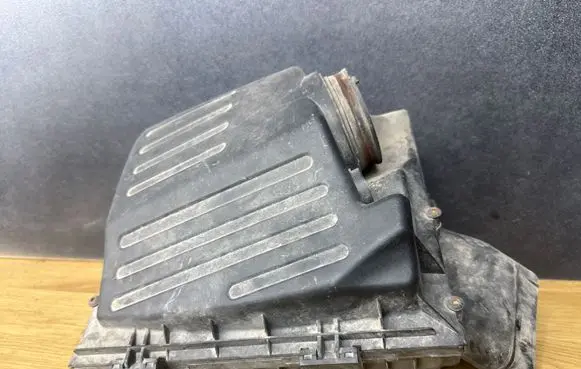 Opel Insignia A Air filter box 55560889