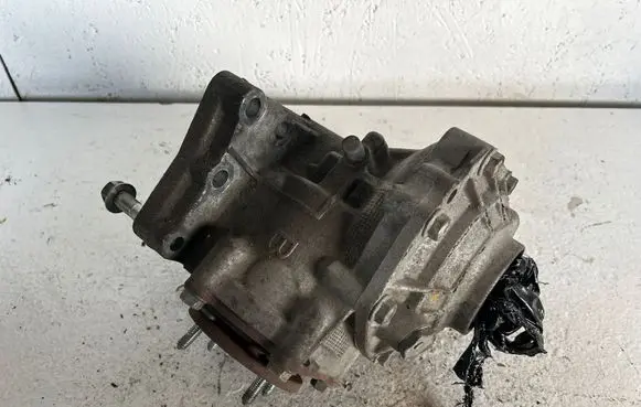 Toyota RAV 4 (XA40) Gearbox transfer box case 