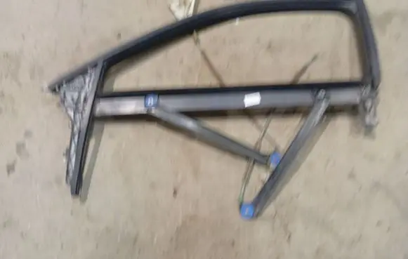 Audi A3 S3 8P Front door window/glass frame 