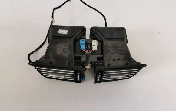 Mercedes-Benz E W212 Dash center air vent grill A2128302554