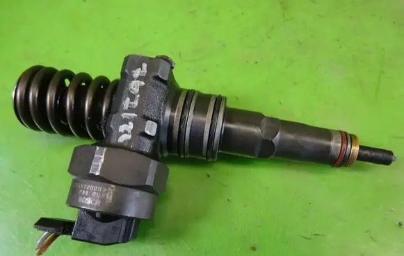 Volkswagen PASSAT B5 Fuel injector 0414720007 038130073F