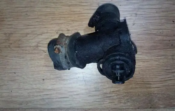 Volkswagen Golf II Engine coolant pipe/hose 068121132