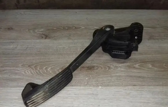 Volvo V70 Accelerator throttle pedal 30636004