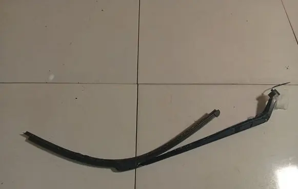 Toyota Auris 150 Front wiper blade arm