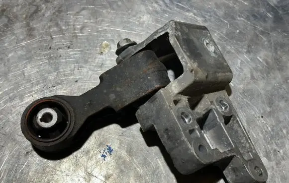 Peugeot 508 Engine mount bracket