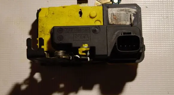 Volvo XC90 Front door lock 30634617