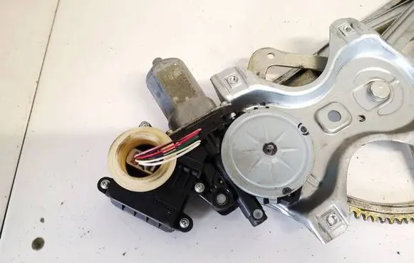 Toyota Avensis T270 Front door window regulator motor 8570102010