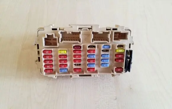 Nissan X-Trail T30 Fuse module SAEPPT40