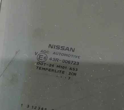 Nissan Juke I F15 Rear door window glass