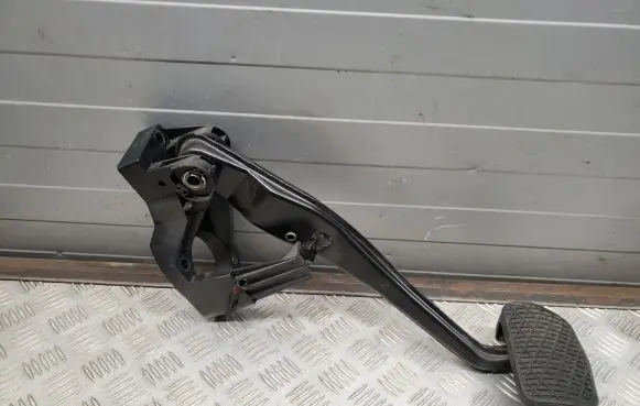 Mercedes-Benz GLA W156 X156 Brake pedal A2462900501 A2462920207