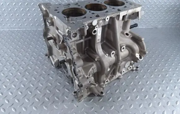 BMW 1 F40 Engine block 8631944 11111025313 B38A