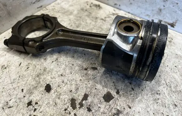 Hyundai Tucson JM Piston with connecting rod