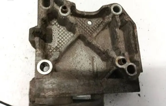 Engine mounting bracket