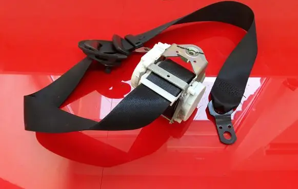 BMW X3 E83 Front seatbelt 33048191