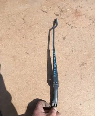Volkswagen PASSAT B5 Front wiper blade arm 3B1955409