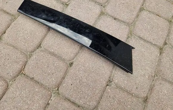 Opel Astra L Front door glass trim molding 9830836480