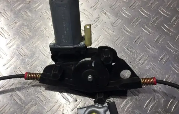 Ford Fiesta Front door window regulator motor 0130821939