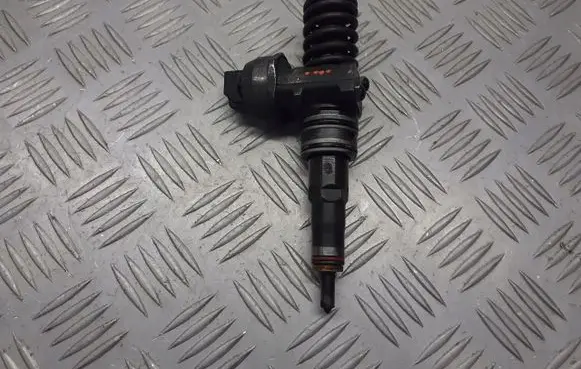 Skoda Octavia Mk2 (1Z) Fuel injector 038130073AG
