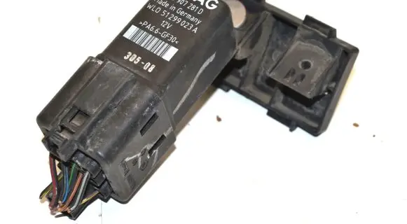 Volkswagen Golf V Glow plug pre-heat relay 038907281D 51299023A