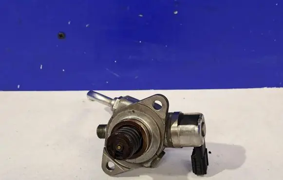 Volvo S90, V90 Fuel injection high pressure pump 31437903
