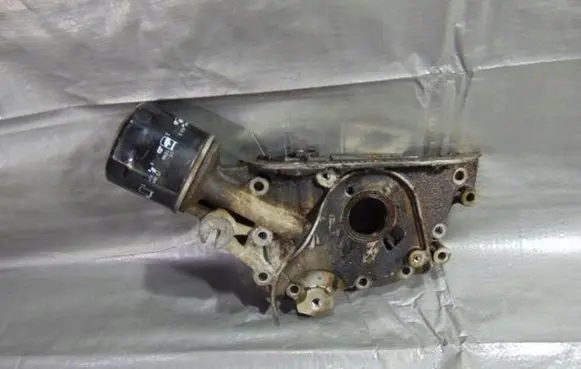 KIA Sportage Oil filter mounting bracket