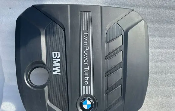 BMW 5 F10 F11 Engine cover (trim) 8510475 11252010