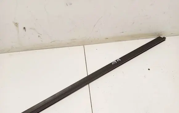 Skoda Octavia Mk2 (1Z) Front door glass trim molding 1z0837479a