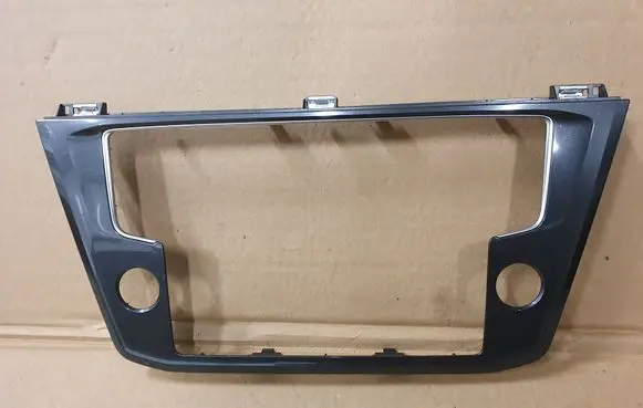 Volkswagen Tiguan Radio/GPS head unit trim 5NA858071C