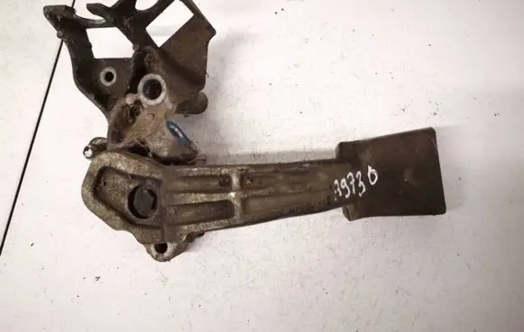 Engine mount bracket