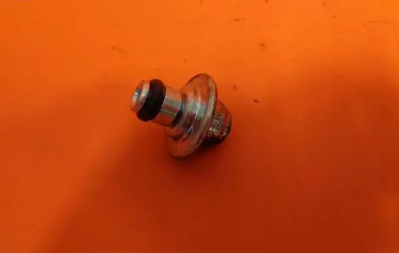 Peugeot 107 Fuel pressure regulator 