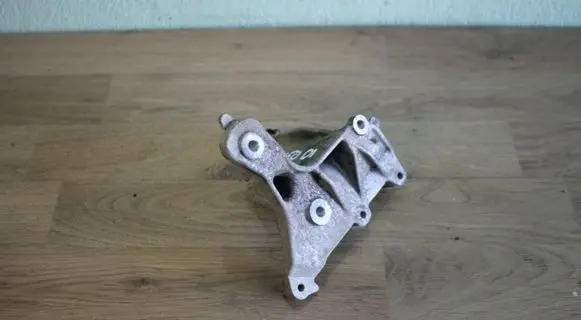 Volvo V50 Power steering pump mounting bracket 9656392880