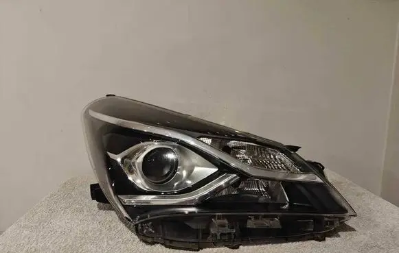 Toyota Yaris Headlight/headlamp 