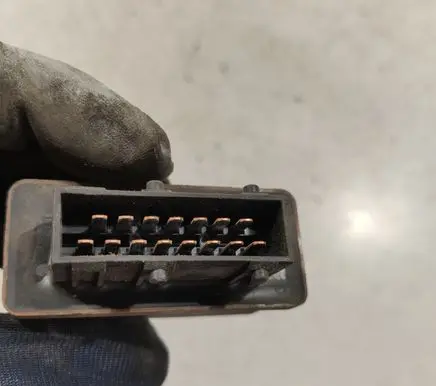 Peugeot 406 Fuel pump relay 240107