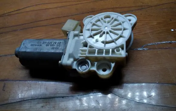 Mercedes-Benz E W211 Front door window regulator motor 0130821970 A2118202942