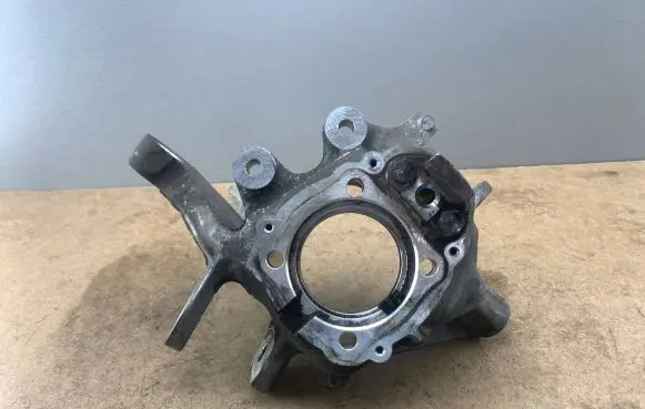 Rear wheel hub spindle/knuckle