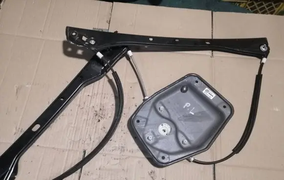 Volkswagen Golf Plus Rear window lifting mechanism without motor