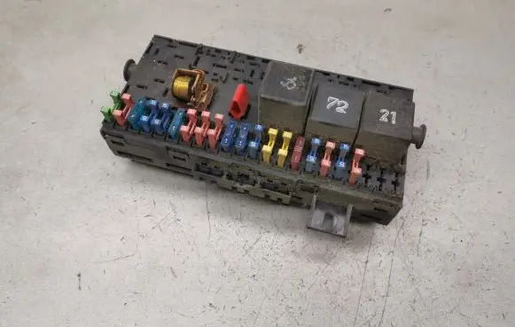 Volkswagen Golf II Fuse module 171941813D