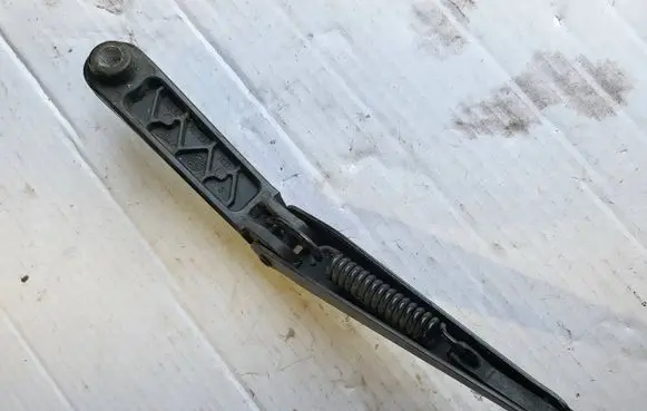 Front wiper blade arm