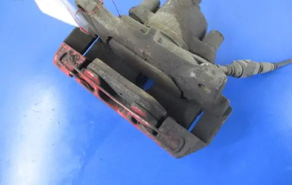 Volkswagen PASSAT B6 Front brake caliper