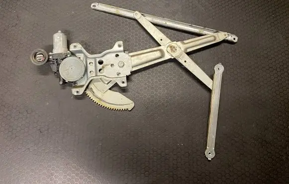 Suzuki Swift I Front door electric window regulator 8343063J00 2621003370