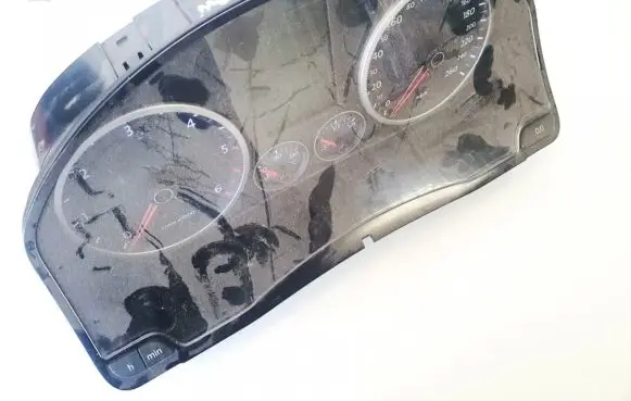 Volkswagen Tiguan Speedometer (instrument cluster) 5n0920870d v0004000
