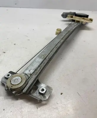Honda CR-V Front door window regulator motor