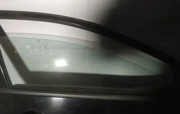 Honda Civic Front door window glass four-door as2
