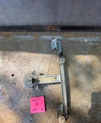 Opel Astra H Rear door manual window regulator 13100421 H1030018