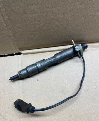 Volkswagen PASSAT B5 Fuel injector 028130201G