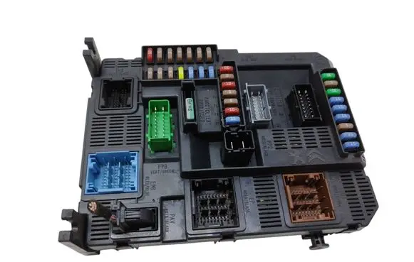 Peugeot 208 Fuse module 9807532080 E1111753